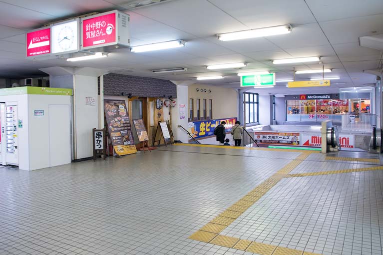 針中野駅の改札を出るとすぐ下りの階段があります
