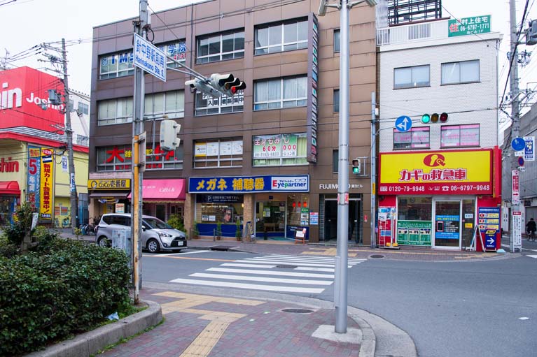 黄色い看板の鍵の救急車があるので、信号をそのまま渡ります。